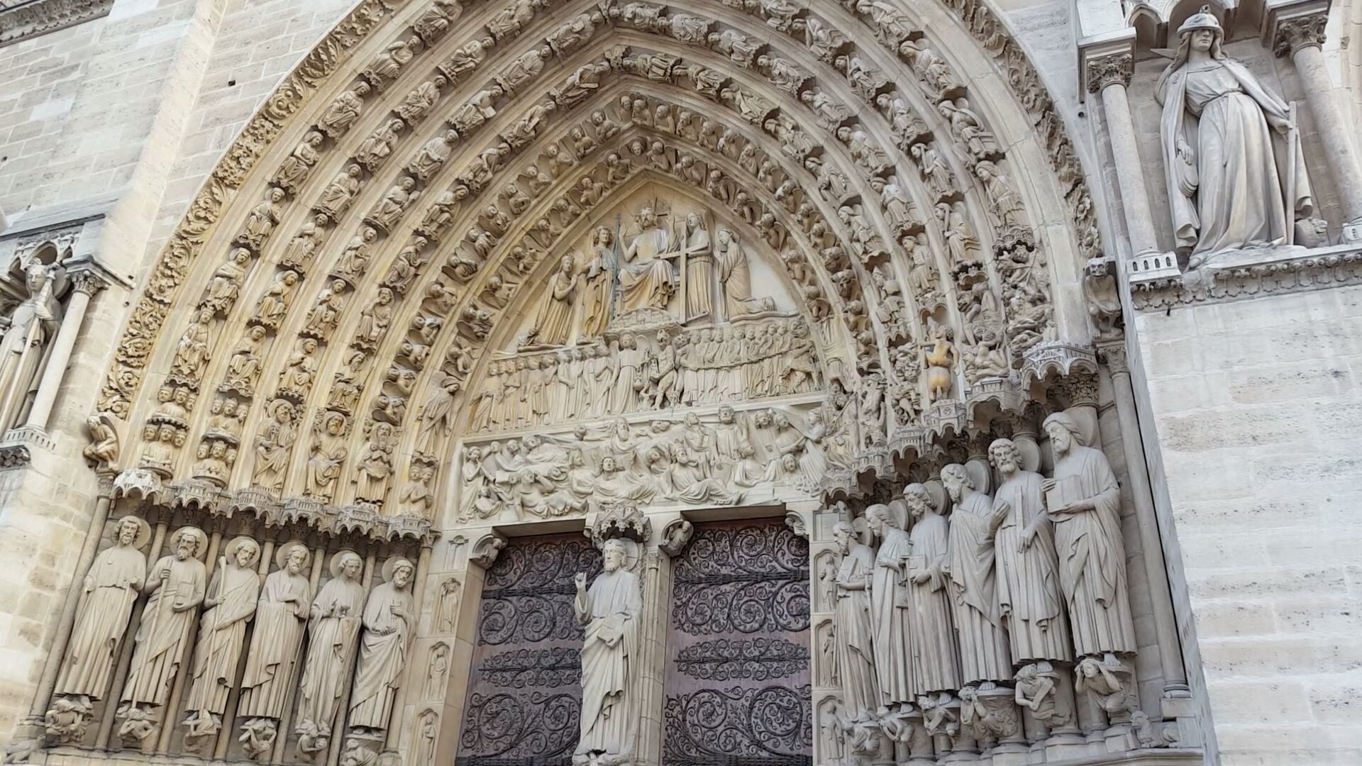 La parte superior podemos apreciar a la Vírgen  María, en su tumba de lecho a lado de 2 ángeles quienes la toman para llevarla al cielo y a su vez vemos que está rodeada por los 12 apóstoles y Cristo en el centro.